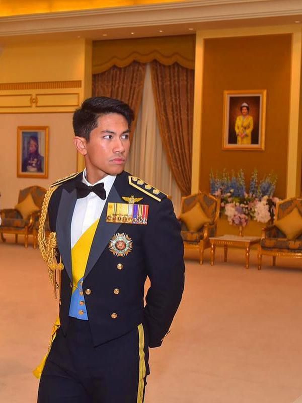 Pangeran Abdul Mateen&comma; putra dari Sultan Brunei Darussalam ini mampu mencuri perhatian khalayak saat hadir di Pelantikan Jokowi-Ma'ruf&period; Intip pesonanya&excl;