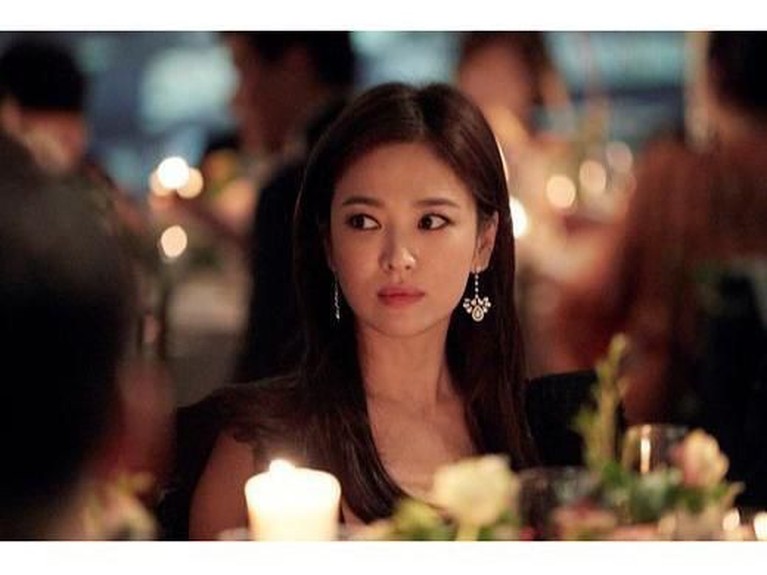 Berbalut Gaun Hitam, Ini Penampilan Perdana Song Hye Kyo di Korea Sempat tertunda, begini penampilan perdana Song Hye Kyo di Korea Selatan usai bercerai dengan Song Joong Ki.