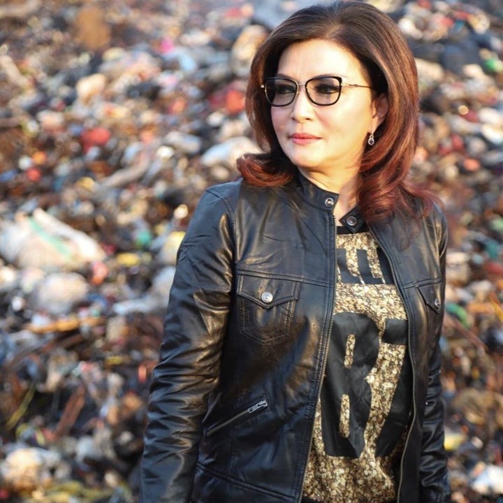 <p>Bupati Minahasa Selatan Tetty Paruntu saat mengunjungi lokasi Karhutla di TPA Mobongo, Amurang. Tetty terlihat <em>stylish</em> dengan jaket kulit hitam. (Foto: Instagram @christiany_eugenia_paru)</p>