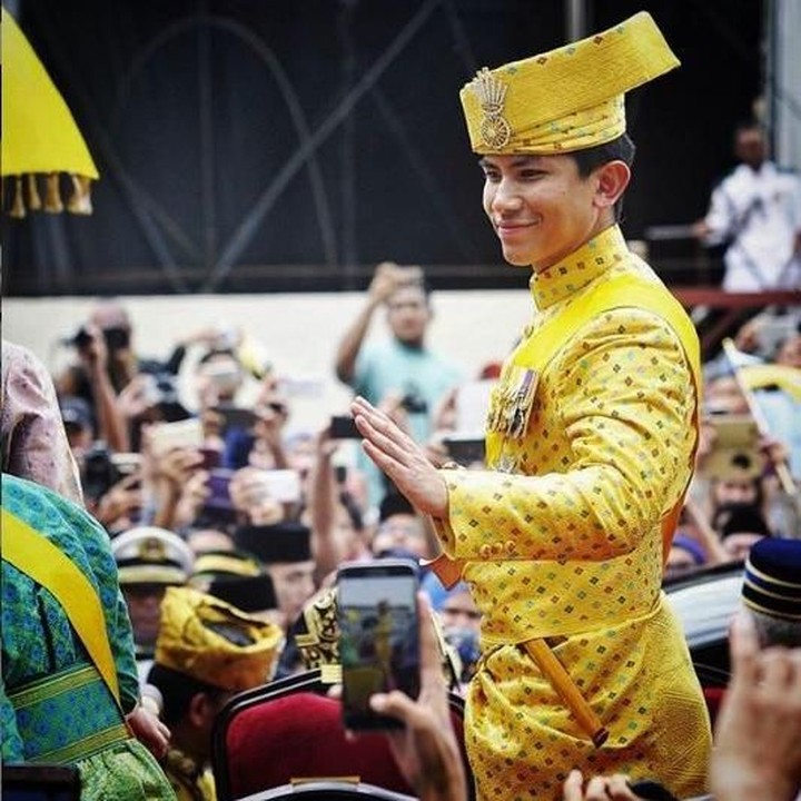 <p>Lihat saja pesonanya ketika menggunakan pakaian tradisional Brunei Darussalam. Terlihat lebih ganteng enggak, Bun? (Foto: Instagram @tmski)</p>