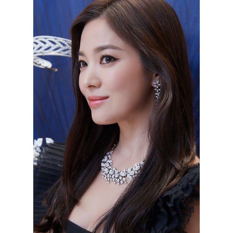 Berbalut Gaun Hitam, Ini Penampilan Perdana Song Hye Kyo di Korea Sempat tertunda, begini penampilan perdana Song Hye Kyo di Korea Selatan usai bercerai dengan Song Joong Ki.