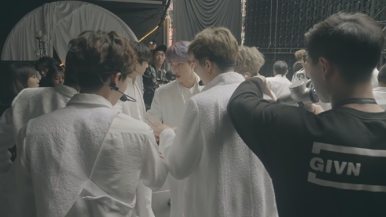 6 Fakta Tersembunyi di Lagu 'Make It Right' BTS feat Lauv Sejumlah fakta tersembunyi pada video Make It Right BTS feat Lauv