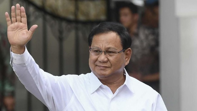 Ketua Umum Partai Gerindra Prabowo Subianto melambaikan tangan ketika meninggalkan kompleks Istana Kepresidenan, Jakarta, Senin (21/10/2019). Prabowo mengaku siap membantu di dalam pemerintahan pada periode tahun 2019-2024. ANTARA FOTO/Wahyu Putro A/foc.