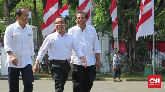 Mantan Mensesneg Pratikno bersama mantan aktivis Fadjroel Rahman dan peneliti Nico Harjanto kompak mengenakan baju putih saat mendatangi Istana Negara siang ini