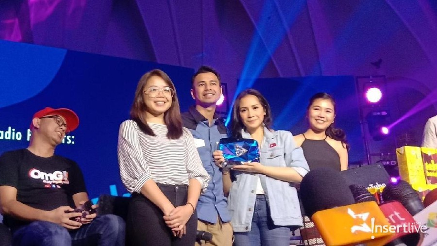 Menjelang rehat dari dunia hiburan, channel youtube Raffi Ahmad mendapat diamond play button.