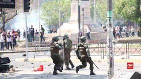VIDEO: Bubarkan Pedemo, Polisi Chile Tembakkan Gas Air Mata