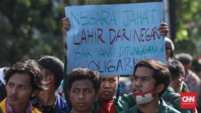 Mahasiswa yang hendak aksi di Istana Presiden menyebut ada upaya menggembosi gerakan. Konsolidasi mahasiswa disusupi intel hingga menutup ruang diskusi.