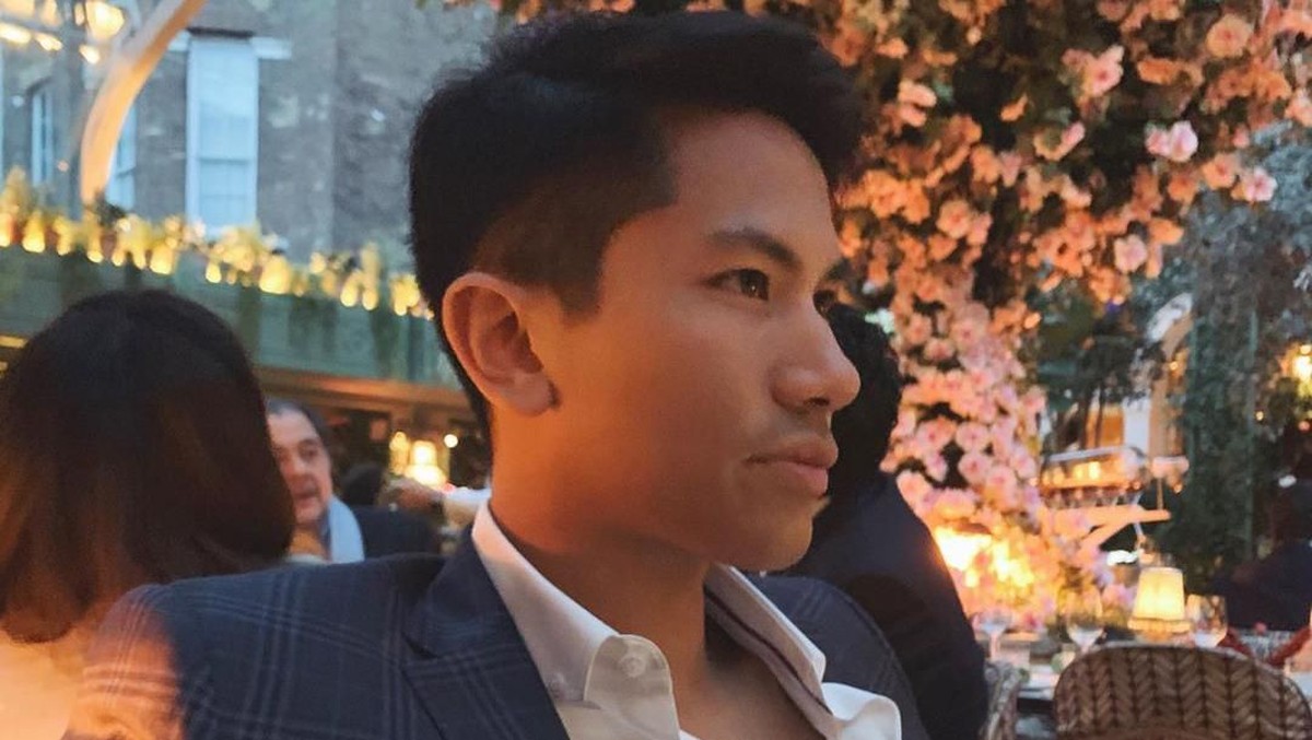 Pangeran Abdul Mateen&comma; putra dari Sultan Brunei Darussalam ini mampu mencuri perhatian khalayak saat hadir di Pelantikan Jokowi-Ma'ruf&period; Intip pesonanya&excl;