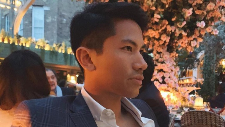 Pesona Abdul Mateen, Pangeran Brunei Darussalam yang Bikin Meleleh Pangeran Abdul Mateen, putra dari Sultan Brunei Darussalam ini mampu mencuri perhatian khalayak saat hadir di Pelantikan Jokowi-Ma'ruf. Intip pesonanya!