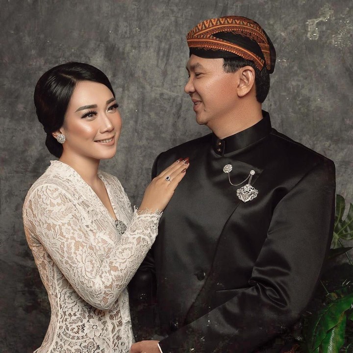 <p>Dalam sesi pemotretan yang diambil pada 25 Januari 2019 ini, Ahok dan Puput mengenakan busana tradisional Jawa. Seperti diketahui Puput berasal Nganjuk, Jawa Timur. (Foto: Instagram/@fdphotography90)</p>
