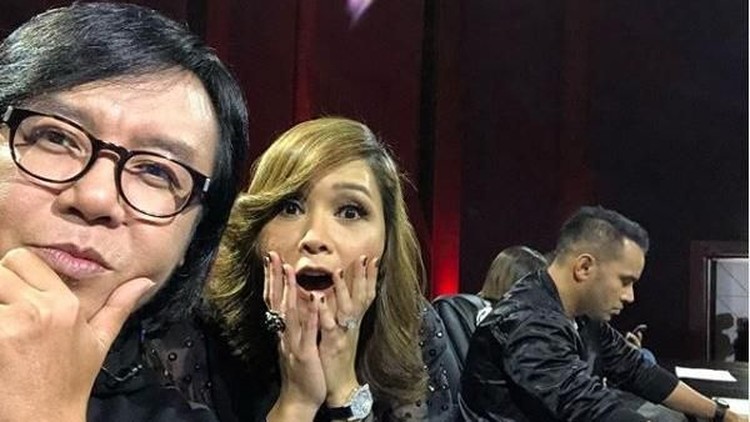 Ketiga penyanyi ini menunjukkan persahabatan mereka dengan hal yang lucu dan enggak biasa, Bun.