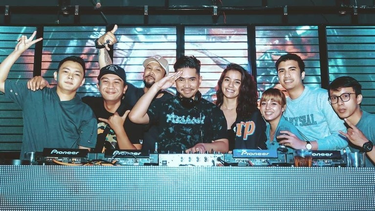 Lama tak terdengar kabarnya, Sheila Marcia kini sudah gandeng pacar baru.
