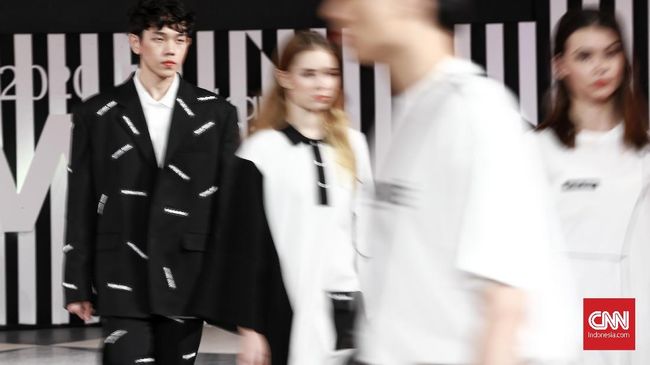 Ragam koleksi busana rancangan desainer asal Jepang dan Korea Selatan turut menyemarakkan Jakarta Fashion Week 2020.