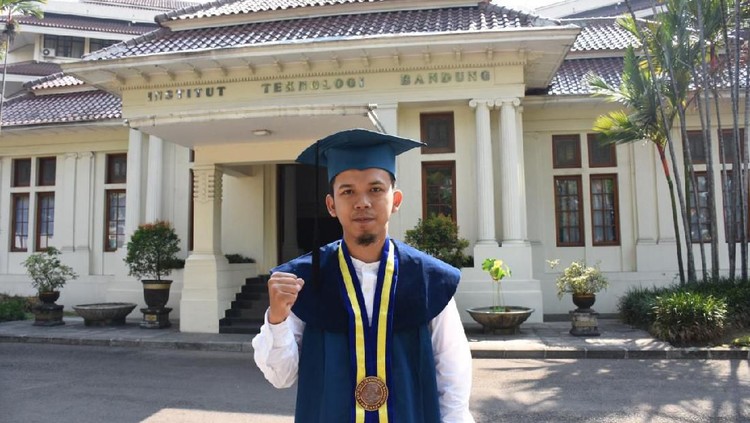 Rahasia Sukses Reza Nurrahman, Anak Sopir Lulusan ITB Raih IPK 3,98 Muhammad Reza Nurrahman, lulusan Fisika ITB peraih IPK 3,98 ini ternyata anak sopir. Apa rahasia kesuksesannya?