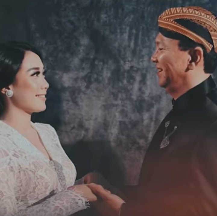 <p>Dalam video di balik pemotretan, terlihat kemesraan Puput dan Ahok. Misalnya saja seperti dalam foto ini di mana keduanya berpegangan tangan. (Foto: YouTube FD Photography)</p>