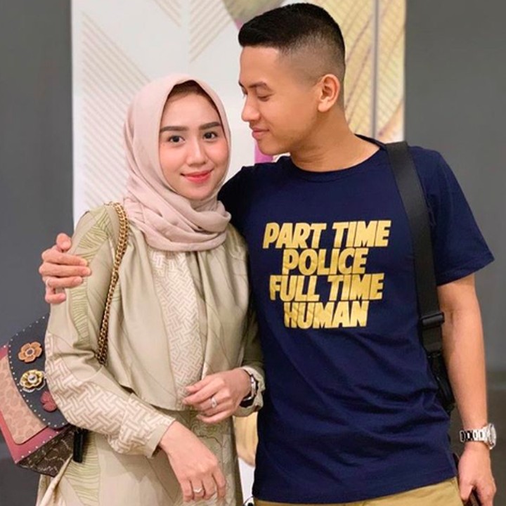 <p>Diungkap Syarif, kadang-kadang dia butuh <em>quality time</em> bersama istrinya. Sedangkan sang anak, Arsen menunggu di rumah. Mesra banget kan, pandangan Syarif ke istrinya? (Foto: Instagram @syrfxvii)</p>
