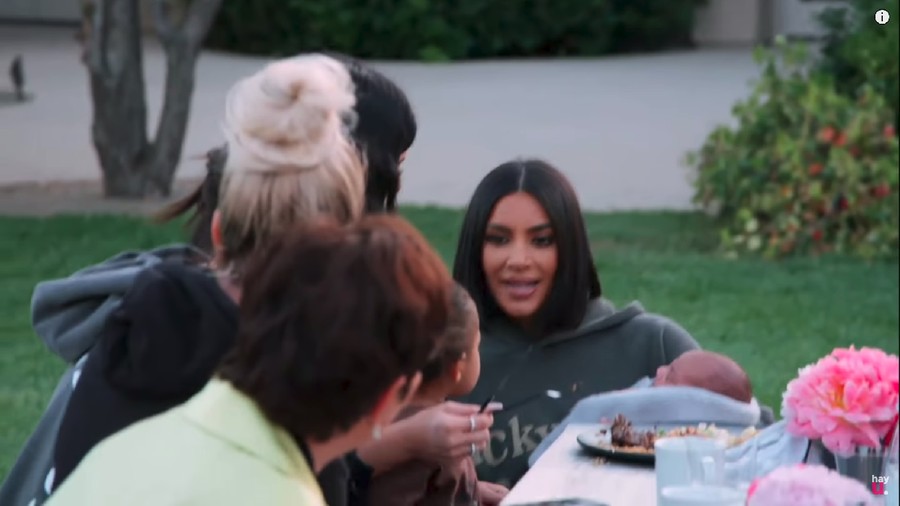 Buang-buang Makanan, Keluarga Kardashian Dikritik Habis-habisan Gara-gara buang-buang makanan, keluarga Kardashian tuai kritikan netizen.