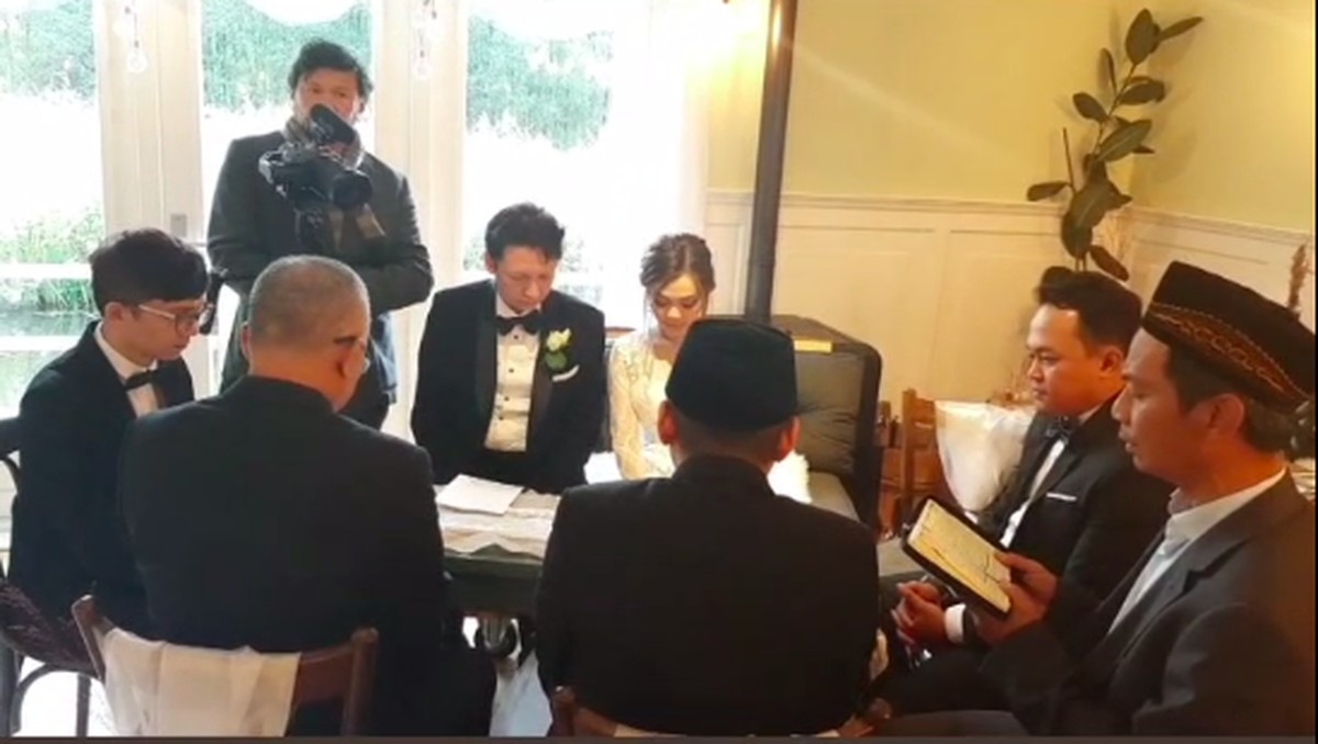 Rina Nose resmi melepas status jandanya&period; Ia dipinang sang kekasih&comma; Josscy&comma; pada Selasa &lpar;22&sol;10&rpar; di Belanda&period; Seperti apa potret bahagia Rina dan Josscy&quest;