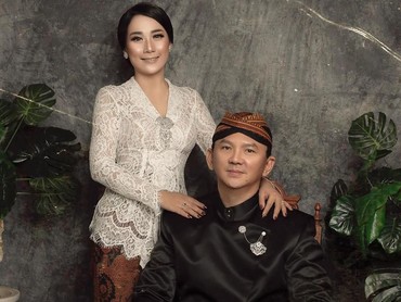 Bernuansa Jawa, Tengok Pakaian Pernikahan Ahok dan Puput