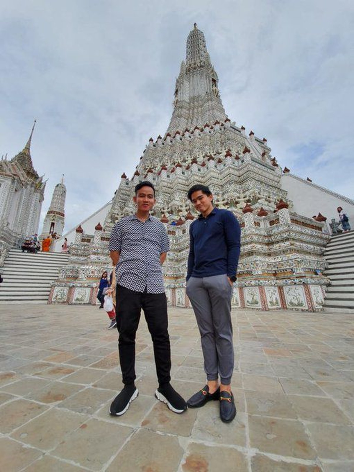 Meski jarang terlihat bersama&comma; ada kalanya Gibran Rakabuming dan Kaesang Pangarep terlihat kompak bersama&comma; hingga membuat ngakak para netizen&period;