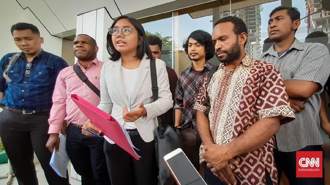Aktivis Papua, Surya Anta resmi mengajukan praperadilan ke PN Jaksel dengan salah satu tudingan penetapan tersangka makar yang tak sesuai prosedur.