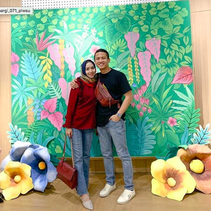 <p>Syarif ternyata memiliki seorang istri yang cantik. Wanita berhijab tersebut bernama Widya Ariska. (Foto: Instagram @syrfxvii)</p>