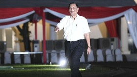 Luhut Minta Menkes Susun Panduan Tes Swab Nakes hingga Pol PP