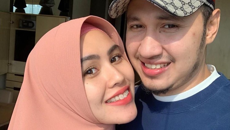 Habib Usman syok saat melihat sendiri sang istri, Kartika Putri, melahirkan bayi perempuan di rumah.