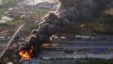 FOTO: Kebakaran Pipa Minyak Pertamina Tewaskan Operator Pipa Pertamina terbakar di Cimahi, Jawa Barat, Selasa (22/10), dekat proyek Kereta Cepat Indonesia China (KCIC) Jakarta-Bandung. Seorang operator tewas.