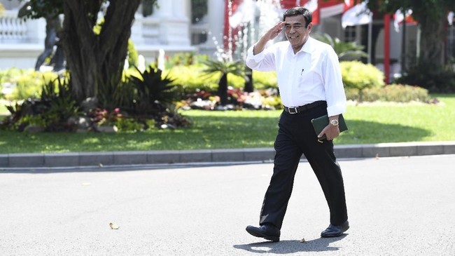 Menteri Agama Fachrul Razi menegaskan tak pernah melarang celana cingkrang karena dirinya pun sering mengenakan itu saat beribadah ke masjid di dekat rumahnya.