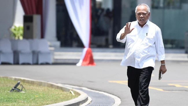 Menteri PUPR Basuki Hadimuljono tercatat memiliki sepeda motor Royal Enfield Bullet Classic lansiran 2017 dan Toyota Crown Royal Saloon tahun 2009.