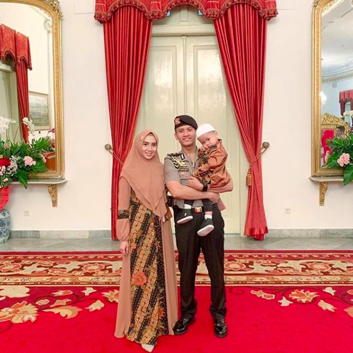 <p>Si ajudan ganteng Jokowi yang satu ini berkesempatan mengajak keluarga kecilnya untuk ke Istana Negara. Semoga langgeng terus ya! (Foto: Instagram @syrfxvii)</p>