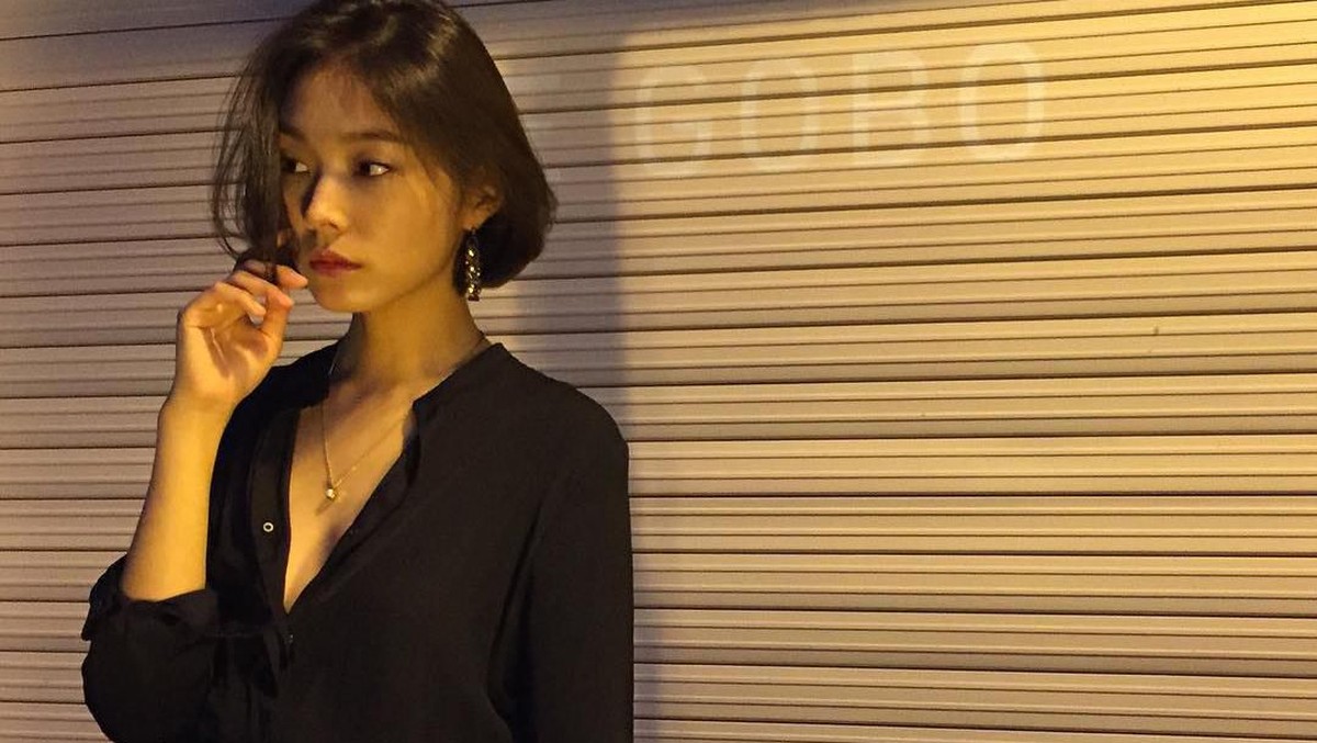 Go Sohyun pernah menjadi model dalam video klip BTS berjudul Boys In Luv&period; Ia membuat iri para ARMY karena menjadi rebutan anggota BTS&period; Penasaran&quest;