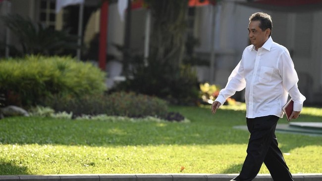 Ketum PB Ikatan Anggar seluruh Indonesia Agus Suparmanto tiba Kompleks Istana Kepresidenan di Jakarta, Selasa (22/10/2019). ANTARA FOTO/Puspa Perwitasari/hp.