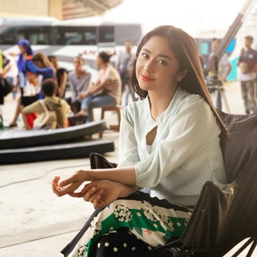 Dewi Perssik Pamer Lekuk Indah Tubuh Saat Pole Dance