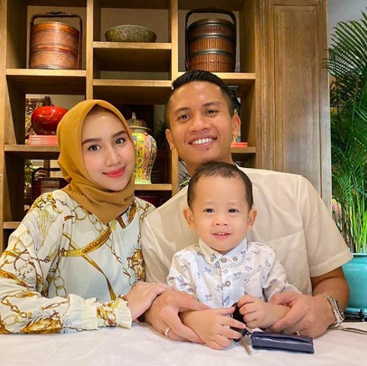 <p>Lucu banget ya, Arsen kalau foto sadar kamera. Kira-kira mirip Ayah Syarif atau Bunda Widya ya? (Foto: Instagram @syrfxvii)</p>