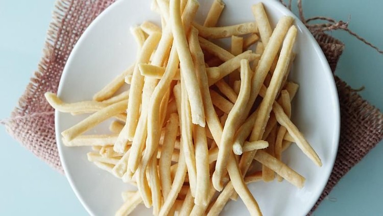 Mau camilan yang enak tapi enggak bikin gendut? Coba deh bikin resep stik keju ala DEBM.