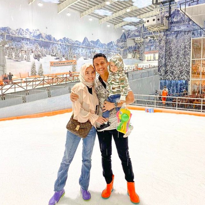 <p>Kali ini lengkap mengajak Arsen dan istrinya untuk main salju di Trans Snow World Bekasi. (Foto: Instagram @syrfxvii)</p>