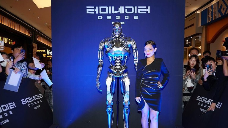 Momen Seru Bintang Film Terminator: Dark Fate di Karpet Merah Para pemain film Terminator: Dark Fate baru saja melangsungkan konferensi pers di Korea Selatan, Senin (21/10) kemarin. Mereka antusias melihat penggemarnya.