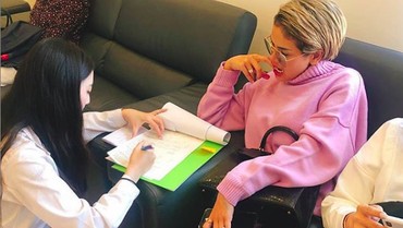 img-title Sembunyikan Wajah, Nikita Mirzani Operasi Plastik di Korea?