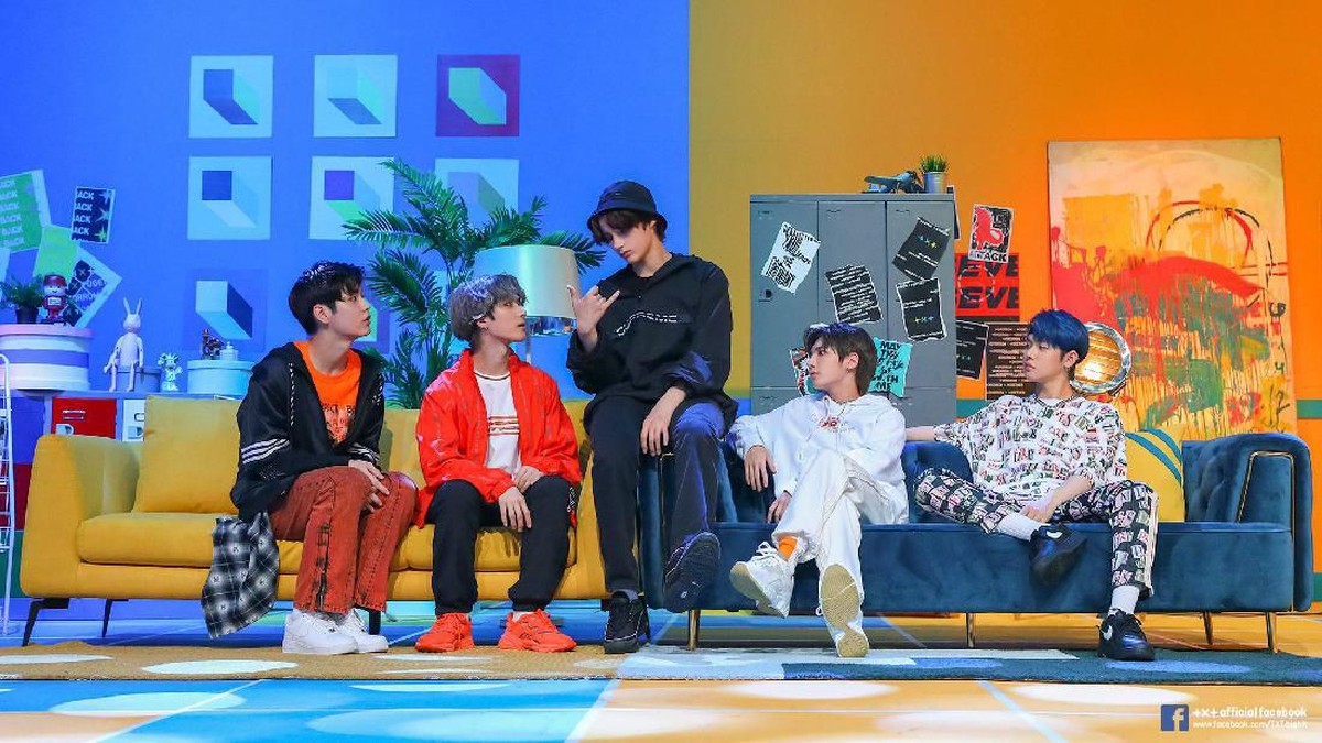 Enam fakta lightstick boygrup asal Korea Selatan&comma; TXT&comma; yang tengah mencuri perhatian publik lantaran dinilai mencontek lightstick milik SHINee&period;