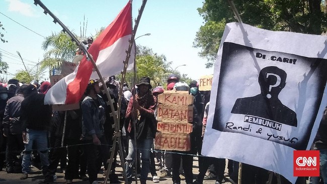 Pada Hari Sumpah Pemuda, Forum Mahasiswa Sultra kembali demo mendesak pengusutan kasus penembakan mahasiswa di Kendari. Kasus ini dinilai jalan di tempat.