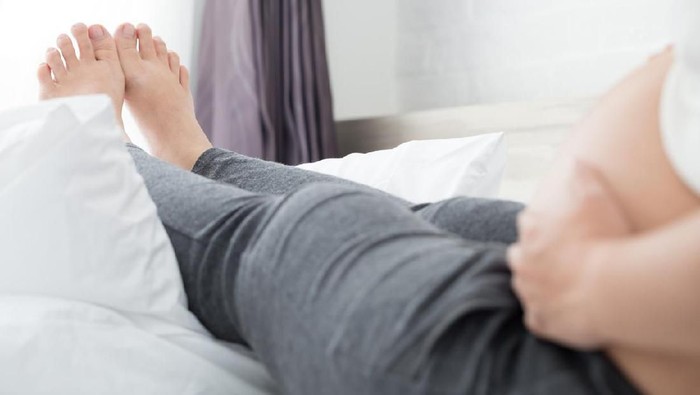 Pregnant woman with swollen feet and leg pain.