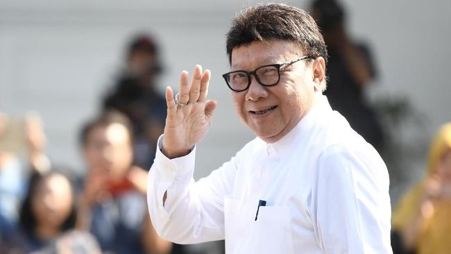Resmi Jabat Menteri PAN-RB, Tjahjo Lepas 4 Jabatan Sekaligus Tjahjo Kumolo menjabat empat jabatan sekaligus sebelum resmi jabat Menteri PAN-RB, yakni Mendagri, Wakil ketua Kompolnas, Kepala BNPP, dan Plt Menkumham.