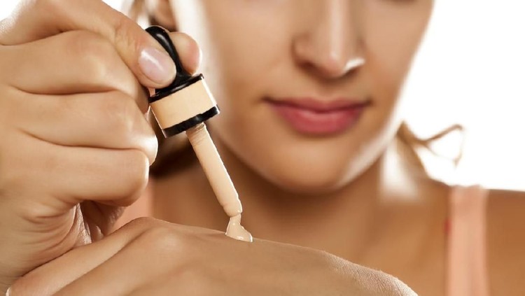 Sebelum mencari produk complexion untuk wajah, simak dulu beda jenis-jenisnya. Misalnya BB cream, CC cream, foundation, dan cushion.