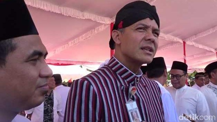 Menjelang pelantikan presiden, Ganjar Pranowo baru ingat pakaiannya belum disetrika. Jadi, ia menyetrika sendiri deh, Bun.