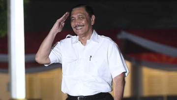 Luhut Larang Perayaan Natal dan Tahun Baru di Tempat Umum Menko Marves Luhut Binsar Pandjaitan menginstruksikan implementasi pengetatan kegiatan umum dimulai pada 18 Desember 2020 hingga 8 Januari 2021.