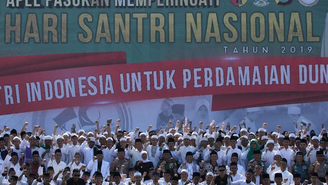 Hari Santri Nasional: Janji Kampanye Jokowi yang Tuai Polemik Hari Santri Nasional 2020 jatuh hari ini. Hari Santri bermula dari janji kampanye Jokowi di 2014. Sempat ditentang karena dianggap berpihak ke satu kelompok.