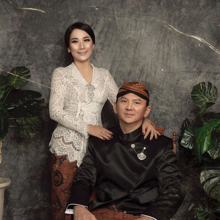 <p>Puput mengenakan kebaya berwarna putih dipadu kain batik. Sementara Ahok memakai beskap hitam, kain batik, dan blankon. (Foto: Instagram @fdphotography90)</p>
