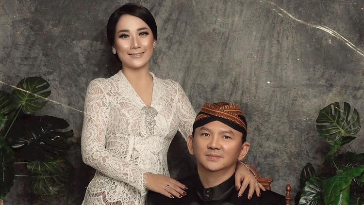 Puput Nastiti terlihat menemani Ahok ketika hadir di undangan pernikahan. Puput terlihat cantik dengan kebaya pink yang ia pakai lho, Bun.